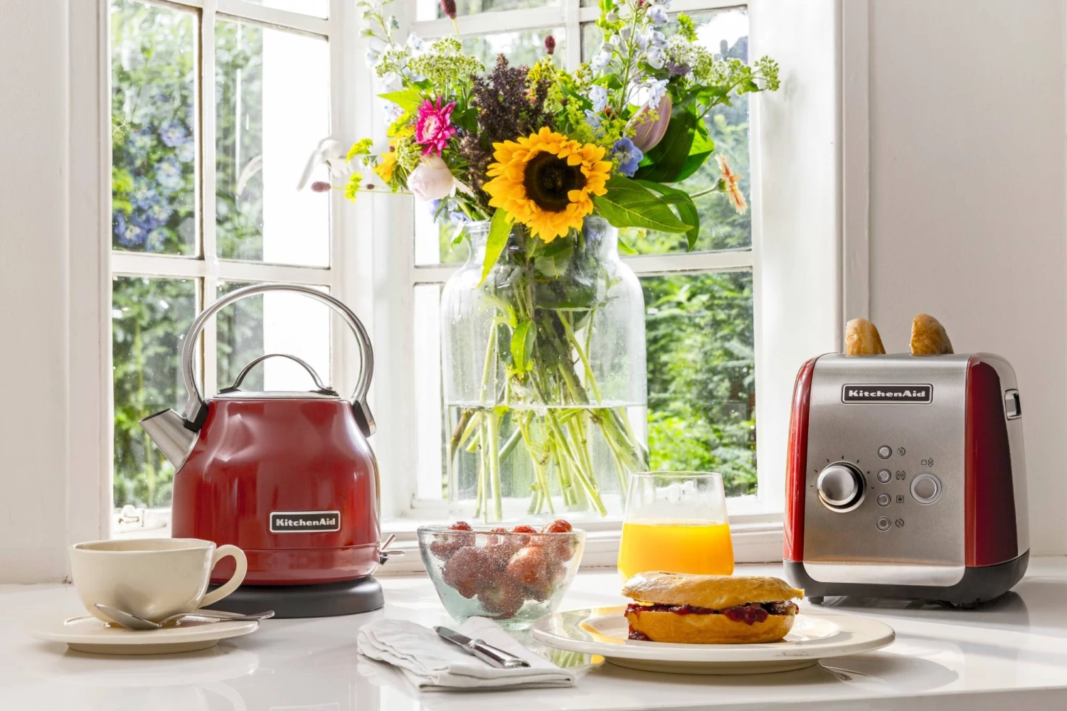 KitchenAid 5KMT221BER 2 Slot Toaster - Empire Red 4 KitchenAid 5KMT221BER 2 Slot Toaster - Empire Red - Image 2